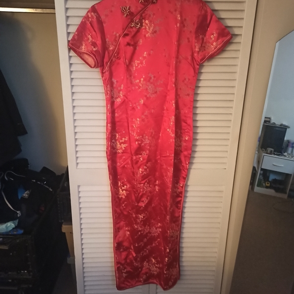 Traditional Chinese Dress - Picture 2 of 3